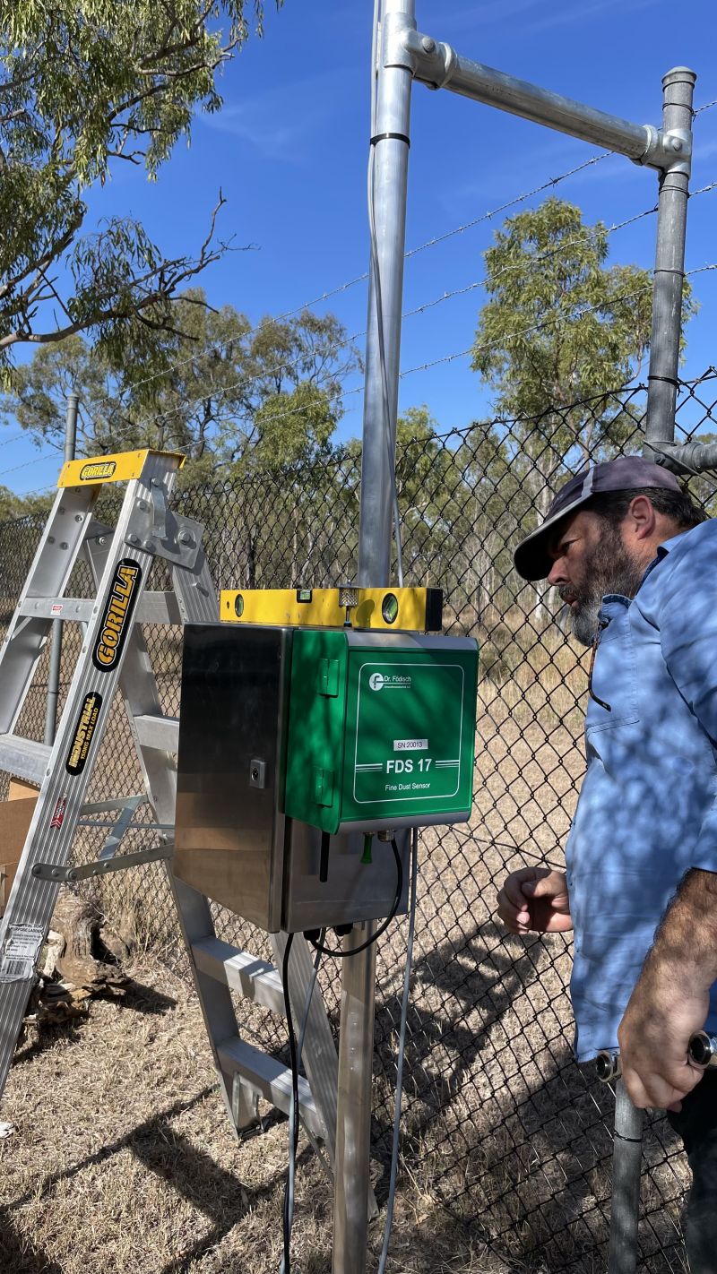 Mains-powered particle sensor installation